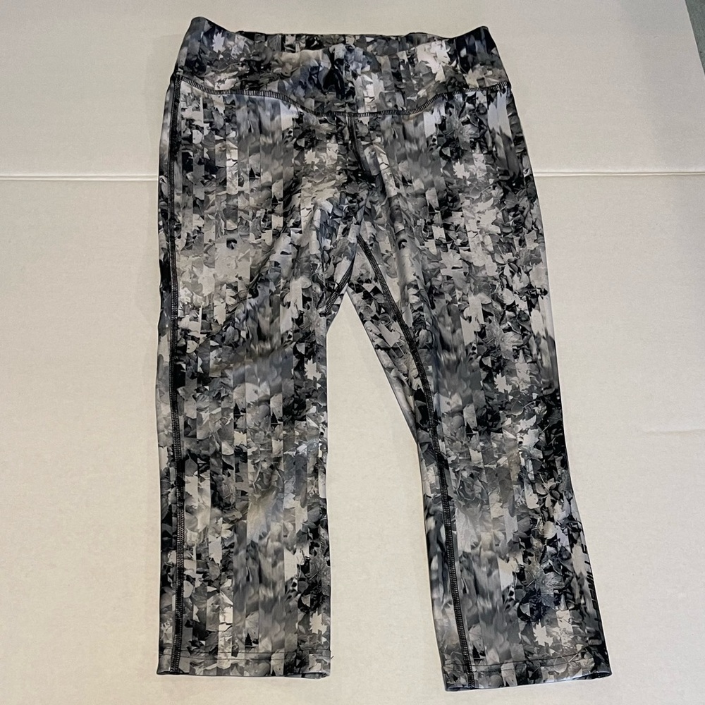 Reebok Les Mills WOMENS Cropped Leggings Gray Medium
